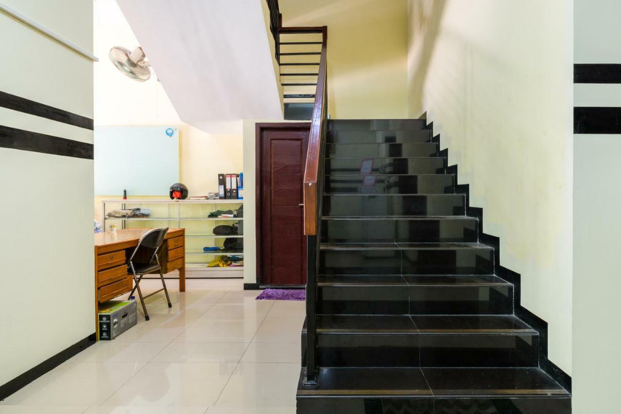 Hotel Reddoorz Syariah @ Ketintang Sorabaya Extérieur photo